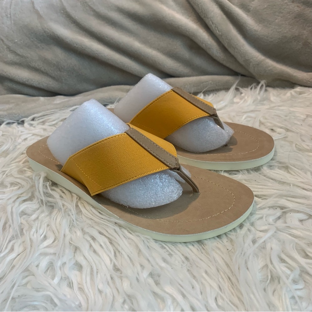🎉NWT🎉. Gold/yellow, Soda brand, flat flip flops, size 8